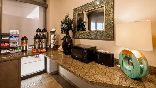 圣克劳德贝斯韦斯特凯利普乐斯凯丽酒店的带微波炉和镜子的酒店客房柜台