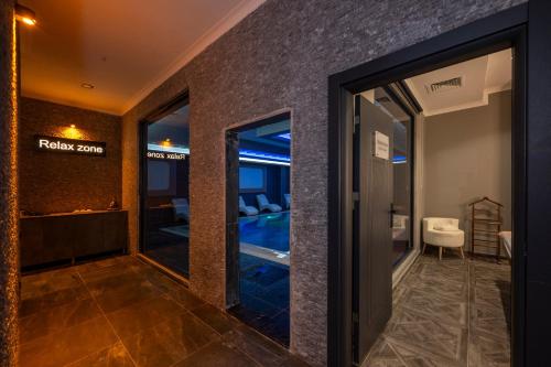 伊斯坦布尔The Nirvanas Hotel的享有游泳池景致的酒店客房