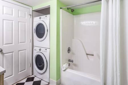 基韦斯特The Trinidad by Brightwild-Pool & Parking的一间带洗衣机和淋浴的浴室