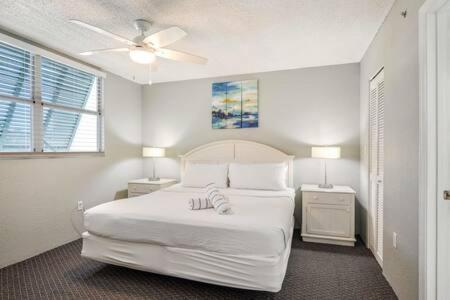 基韦斯特NEW Grenada Suite - Parking Pool & Pets 209的一间白色卧室,配有床和2个床头柜
