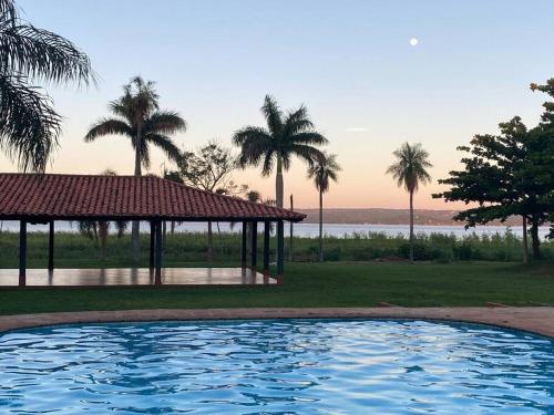 Casa AraMay的一个带凉亭和棕榈树的游泳池
