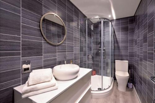 杰德堡Apartment in Scottish Borders的一间带水槽、镜子和卫生间的浴室