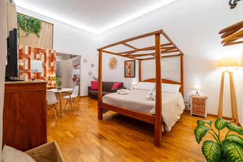 巴勒莫Natoli Apartments的一间带天蓬床的卧室和一间客厅