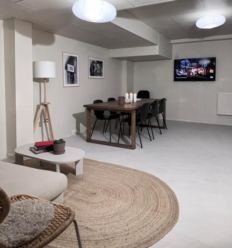 斯德哥尔摩Nomad Gardet的客厅设有餐桌和椅子