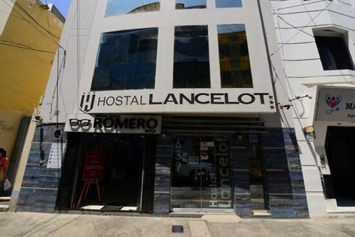 齐克拉约HOTEL LANCELOT的上面有旅舍语言白痴标志的建筑
