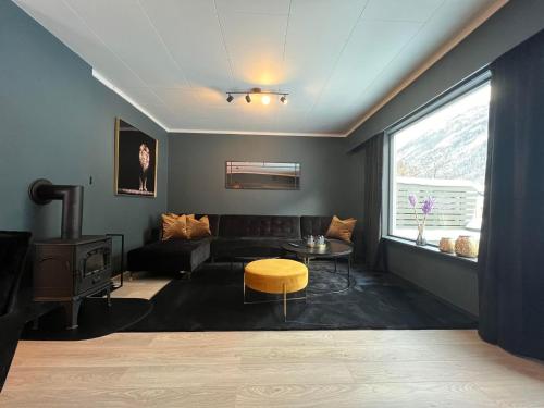 RjukanRjukan Sentrum Apartments NO 1的客厅配有沙发和桌子