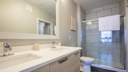 纽波特Landing Modern Apartment with Amazing Amenities (ID7744X77)的一间带水槽、卫生间和镜子的浴室