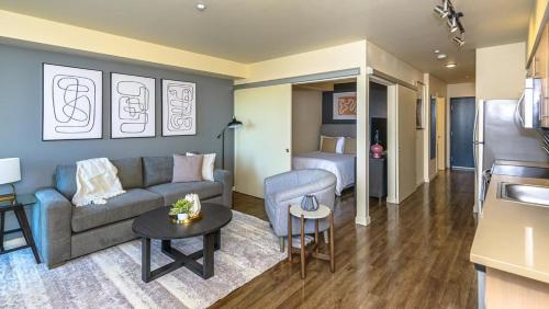 塔科马Landing Modern Apartment with Amazing Amenities (ID8426X91)的客厅配有沙发和1张床