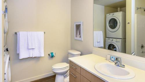 塔科马Landing Modern Apartment with Amazing Amenities (ID8426X91)的一间带水槽和洗衣机的浴室