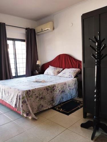 LuqueMangoty Apartamento的一间卧室设有一张床和一个大窗户
