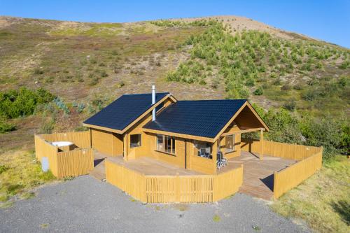 GrenivíkBeautiful cabin near Grenivík的山上有太阳能屋顶的房子