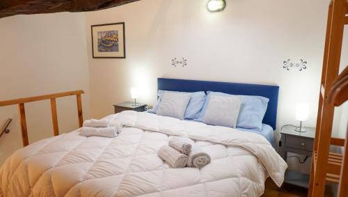 阿尔盖罗Saint Mary House的卧室配有带毛巾的大型白色床
