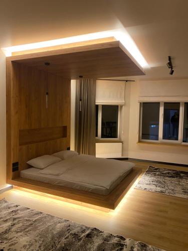 赫梅利尼茨基Discovery Garden apartments的一间卧室,卧室内配有一张大床