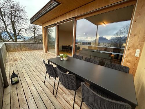 KlausFantastische Penthousewohnung mit 100 m2 klimatisiert的露台设有桌椅
