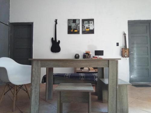 帕尔克德尔普拉塔El Bosque +598 94625953的墙上有吉他的房间的木桌