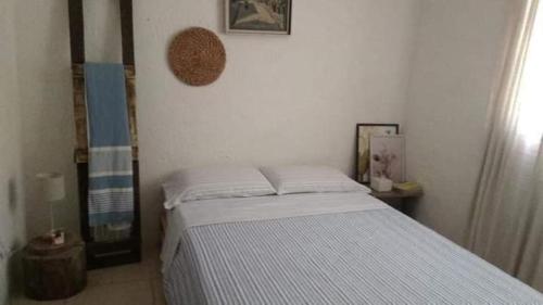 帕尔克德尔普拉塔El Bosque +598 94625953的一间白色客房内的床铺卧室