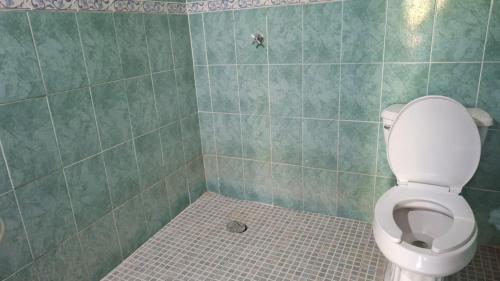 TemalhuacánChuchosmom room 3的一间带卫生间的浴室和瓷砖地板。