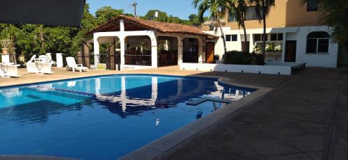 恰卡拉HOTEL PARAISO ESCONDIDO的房屋前的游泳池