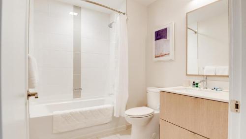 巴尔的摩Landing Modern Apartment with Amazing Amenities (ID7709X66)的白色的浴室设有卫生间和淋浴。