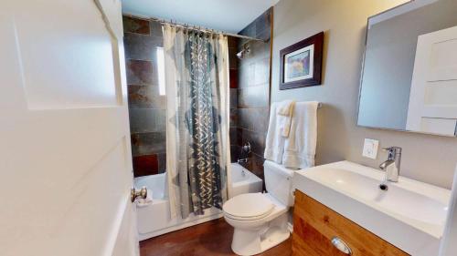 摩押Downtown Cozy Home Base - Purple Sage 8的白色的浴室设有卫生间和水槽。