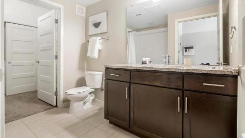 路易维尔Landing Modern Apartment with Amazing Amenities (ID1266X740)的一间带卫生间、水槽和镜子的浴室