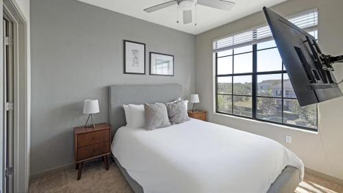 奥兰多Landing Modern Apartment with Amazing Amenities (ID4310X3)的卧室配有白色的床和平面电视。