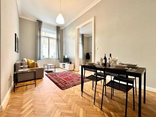 布达佩斯Gellert Danube Panorama Apartment的客厅配有桌椅