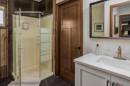 拉皮德城Cabin 6 at Horse Creek Resort的带淋浴和盥洗盆的浴室