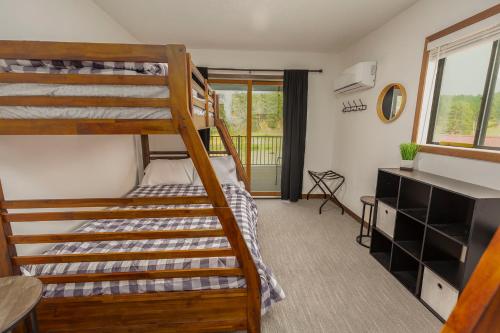 拉皮德城Cabin 6 at Horse Creek Resort的一间卧室配有两张双层床和一张书桌