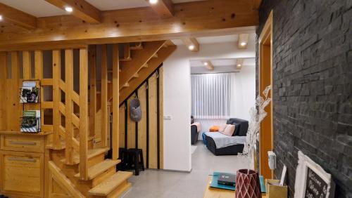 科雷尼察Plitvice Apis的一间设有楼梯的房间和一间客厅