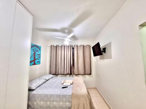 坎普斯戈伊塔卡济斯Studio #1 Conforto的白色的卧室设有床和窗户