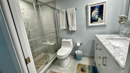 皮尔斯堡Ocean Village的带淋浴、卫生间和盥洗盆的浴室
