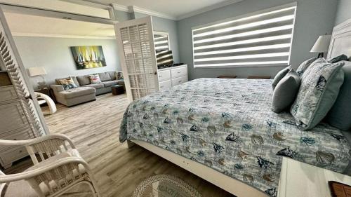 皮尔斯堡Ocean Village的一间卧室设有一张床和一间客厅。