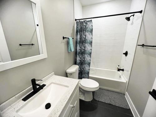 费城Modern 2BR 2BA Apartment with rooftop in Brewerytown的白色的浴室设有水槽和卫生间。