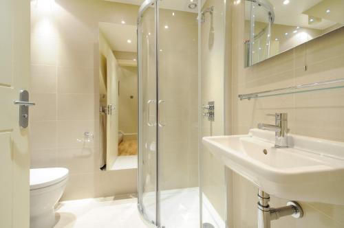 伦敦Georgiana's Guesthouse的带淋浴、盥洗盆和卫生间的浴室