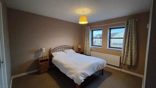 基尔科克Spacious 3 bedroom home的一间卧室设有一张床和一个窗口