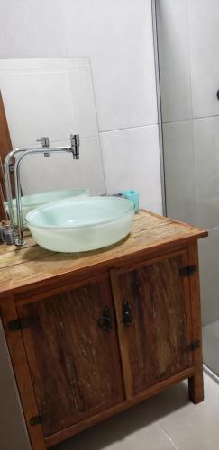 大坎普Casa verde的一间带木制梳妆台水槽的浴室