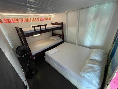 巴尔Tours Mandala Beach的一间小房间,内设两张双层床
