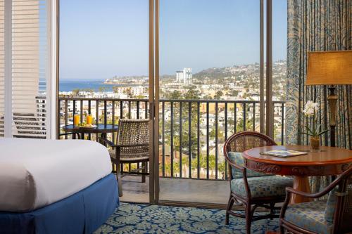 圣地亚哥卡塔马兰Spa度假酒店的客房设有一张床和一个美景阳台