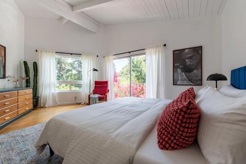 洛杉矶Stunning Hollywood Midcentury Modern-Views-Best Location!的卧室配有带红色枕头的大型白色床