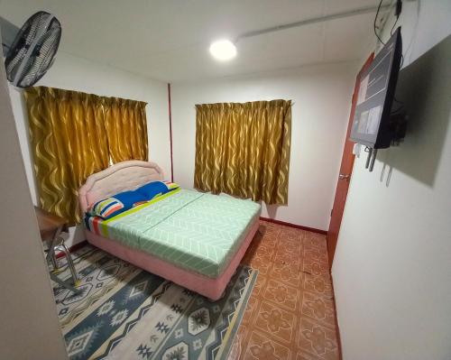 昆达桑索伯鲁恩格农民小木屋的小房间设有一张床和一台平面电视
