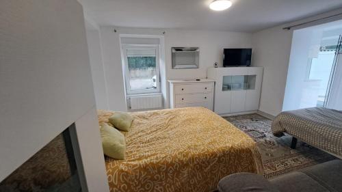埃拉斯蒂列罗Estudio con terraza en Guarnizo的一间卧室配有一张床、梳妆台和电视。