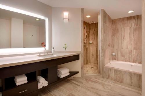 达拉斯威斯汀达拉斯公园中心酒店的一间带水槽、浴缸和淋浴的浴室