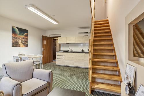 卡罗维发利Excellent apartments in Karlovy Vary的一间带楼梯的客厅和一间厨房