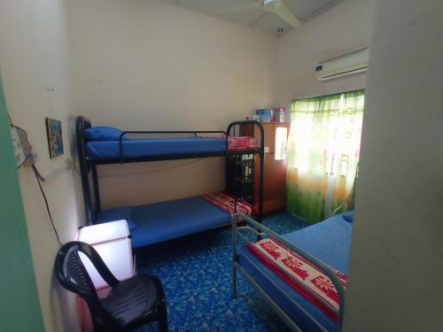 巴力拉惹Homestay Melewar的一间客房内配有两张双层床的房间