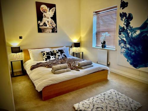 科尔切斯特5 Bedroom House-Sleeps 13-Big Savings On Long Stays!的一间卧室配有一张大床和枕头