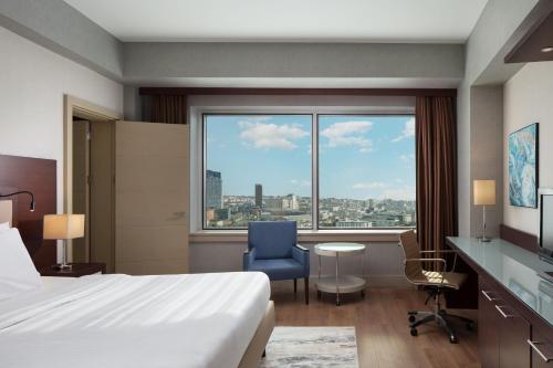 伊斯坦布尔Delta Hotels Istanbul West的酒店客房设有一张床和一个大窗户