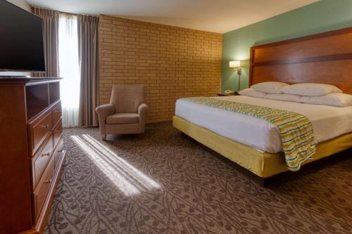 莫罗Drury Inn & Suites Atlanta Morrow的酒店客房,配有床和电视