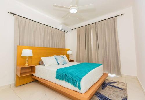 喀巴里特Villa Cancu, 2 bd, 2.5 bath, wi-fi, pool, Parking的一间卧室配有一张床和吊扇