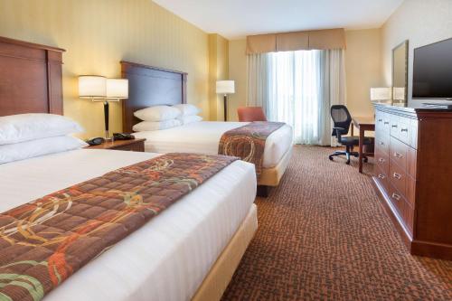 芒特弗农芒特弗农德鲁里套房酒店的酒店客房设有两张床和一台平面电视。
